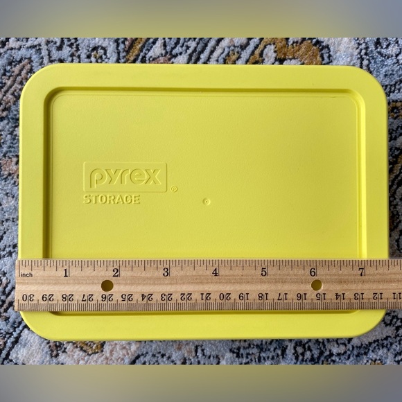 Pyrex x Hello Kitty Glass container with lid NWOT - Picture 8 of 10